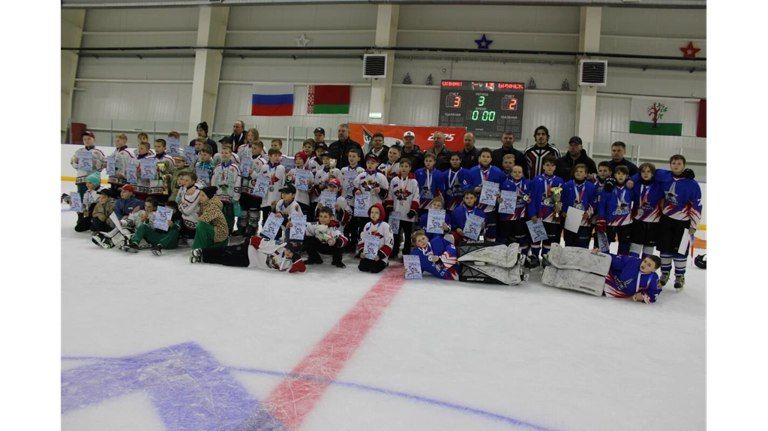 Юные хоккеисты из Стародуба завоевали кубок международного турнира