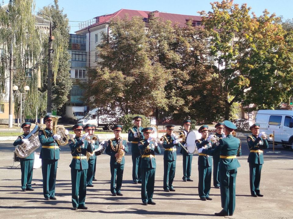 22 и 23 сентября на территории Детской школы искусств №1 им.Т.П.Николаевой выступили военные оркестры Управления Росгвардии по Курской (начальник оркестра – военный дирижер, майор Улезко Е.С.) и Брянской областям (начальник...