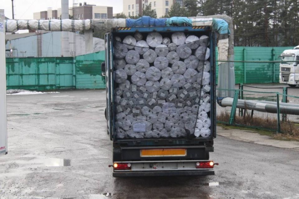 Брянские таможенники остановили грузовик с подозрительной тканью