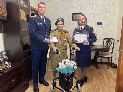 В Брянске сотрудники СК России организовали концерт ветеранам Великой Отечественной войны и вручили памятные медали