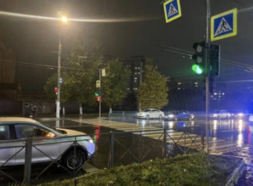 16-летнюю девочку сбил в Брянске водитель, летевший на красный