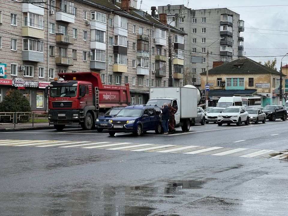 На перекрёстке Никитина-Пушкина собирается пробка из-за аварии