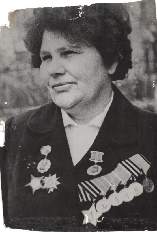 Анна Акимовна Иванова родилась 17 февраля 1925 года в поселке Ревны Навлинского района