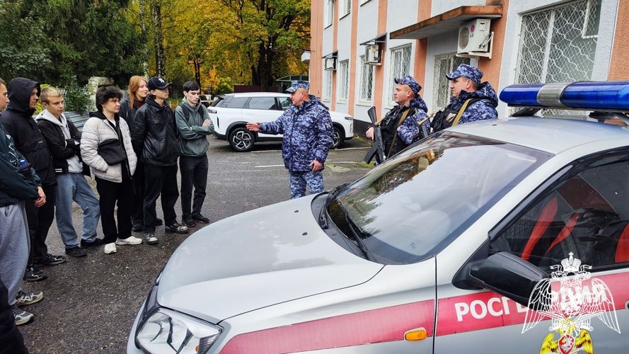 Брянские студенты и школьники побывали в гостях у вневедомственной охраны Росгвардии