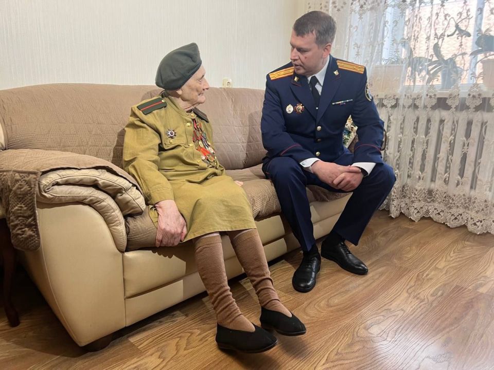 В Брянске сотрудники СК России организовали концерт ветеранам Великой Отечественной войны и вручили памятные медали