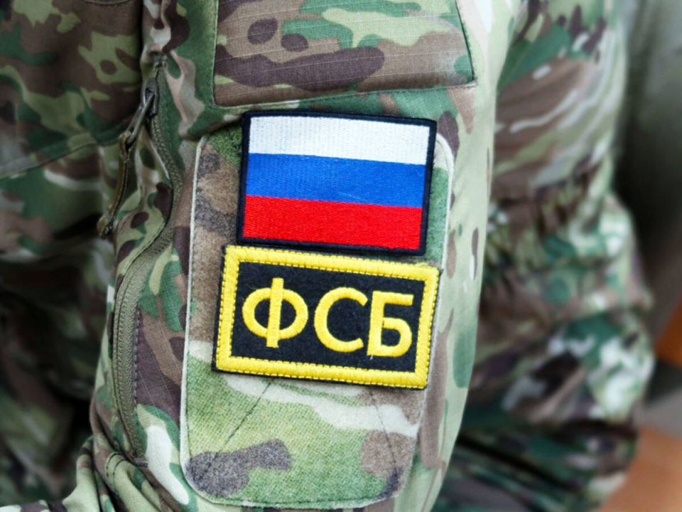 Появилось видео закладки бомб на крыльце административных зданий в Брянске