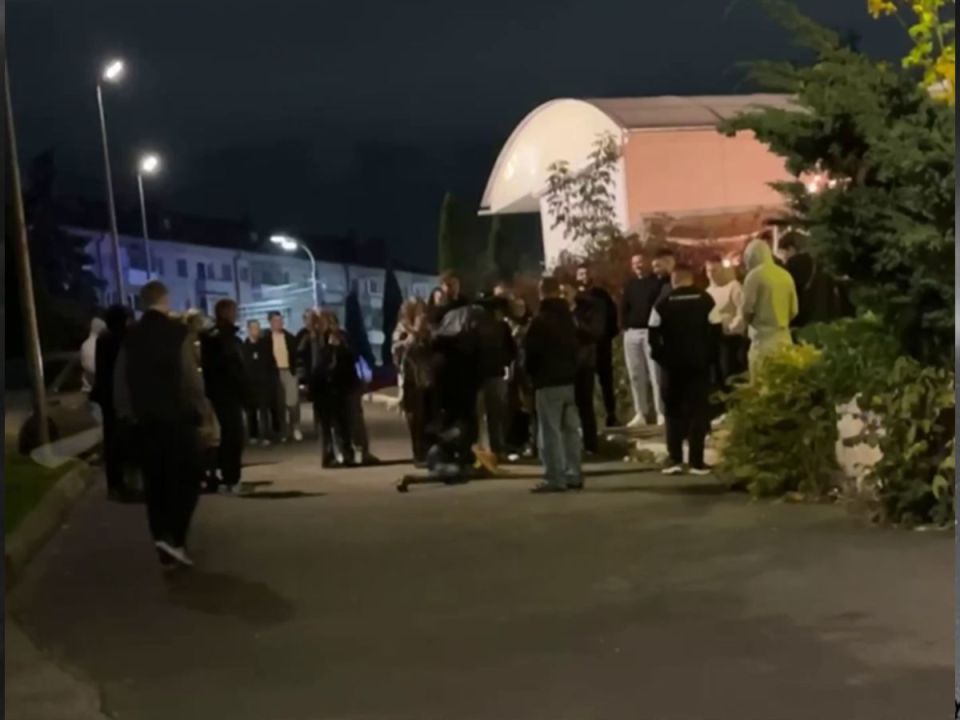 Не пустили охранники: у ночного клуба в Брянске случилась потасовка с девушкой