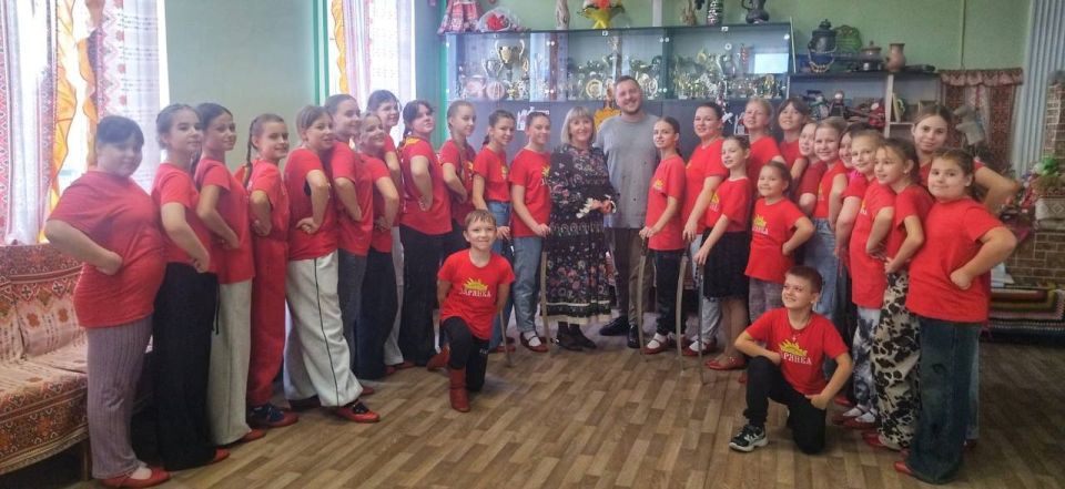 Плодотворная творческая встреча с Николаем Жарковым - режиссером - постановщиком нового театрализованного концерта " Защитникам земли Русской посвящается" образцового фольклорного ансамбля «Зарянка», который состоится 15...