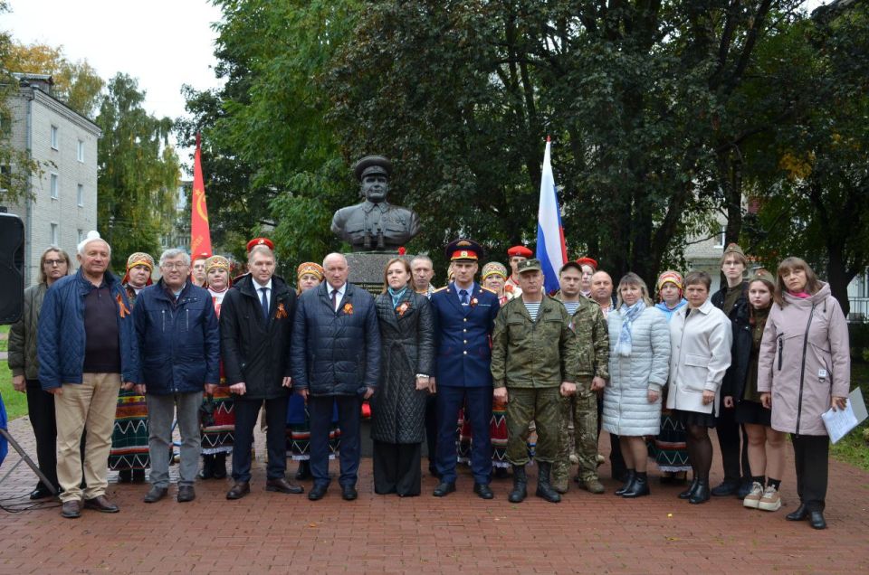 В Трубчевске руководитель межрайонного следственного отдела принял участие в памятном мероприятии