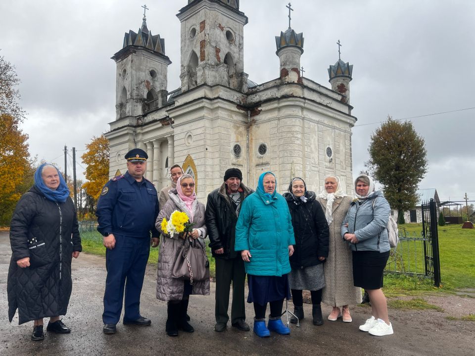 Брянские следователи организовали для пожилых людей выезд в храм