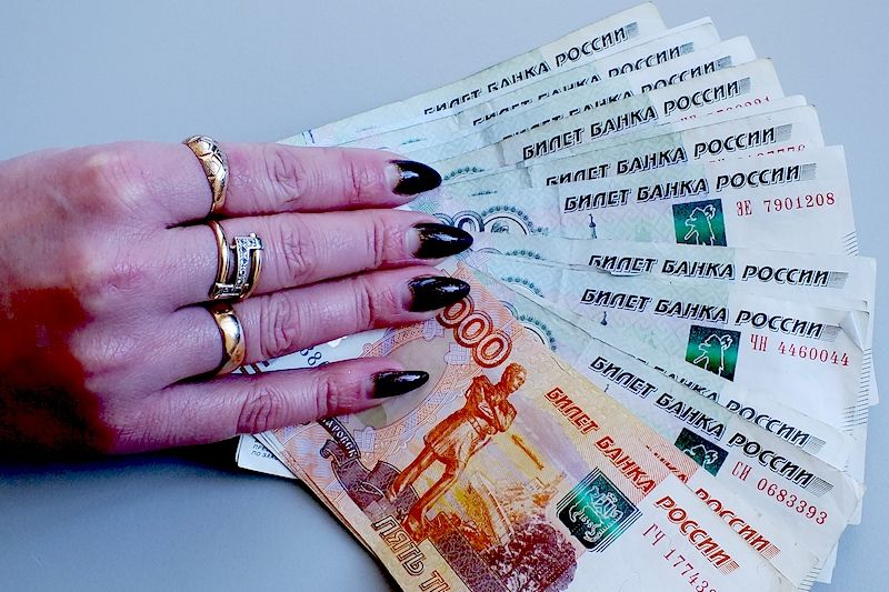 Жительница Брянска тайком спустила деньги подруги на ювелирные украшения