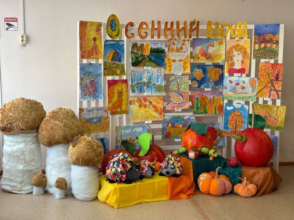 В Доме культуры поселка Радица-Крыловка проходит выставка рисунков «Осенний взгляд» и выставка декоративно-прикладного творчества «Щедрая осень»