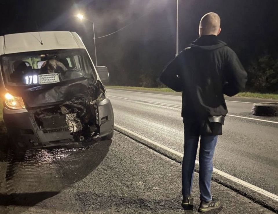 Под Брянском маршрутку раздробило колесо от фуры