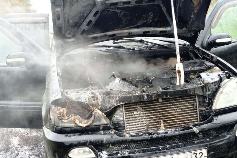 В Комаричах при загадочных обстоятельствах вспыхнул автомобиль