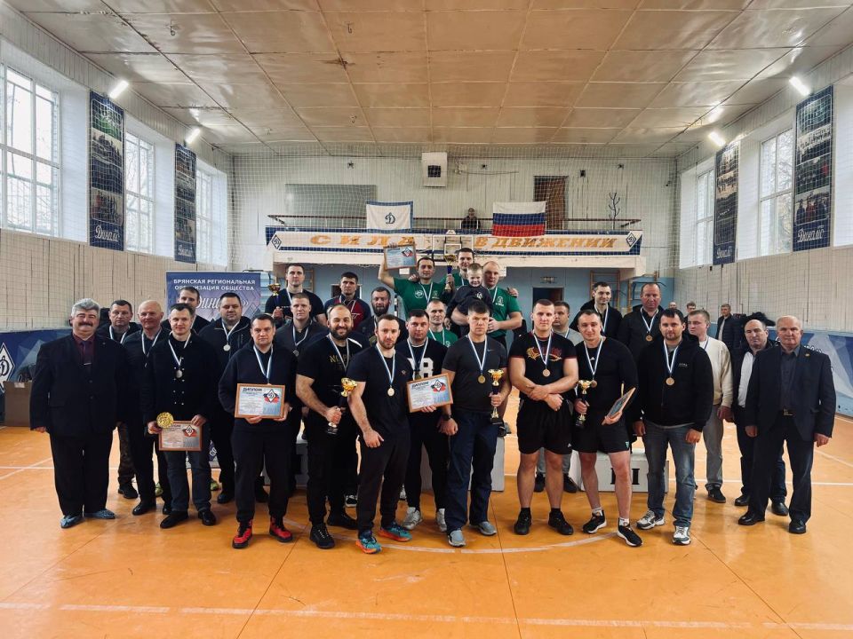 Сегодня, 17 октября 2025 года, команда прокуратуры области заняла I место в чемпионате «Динамо» по гиревому спорту среди коллективов физической культуры 3 группы, опередив команду КФК «Суды Брянской области»