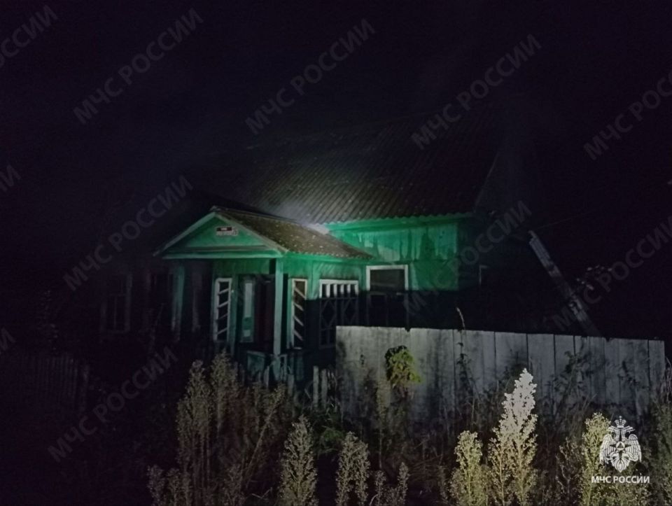 Брянские огнеборцы спасли трех человек из горящего дома