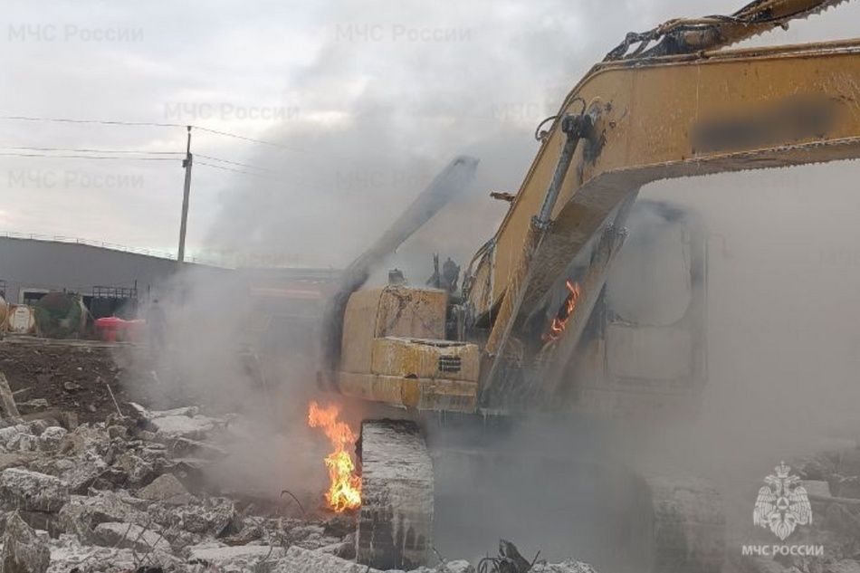 В Погаре вспыхнул экскаватор-погрузчик