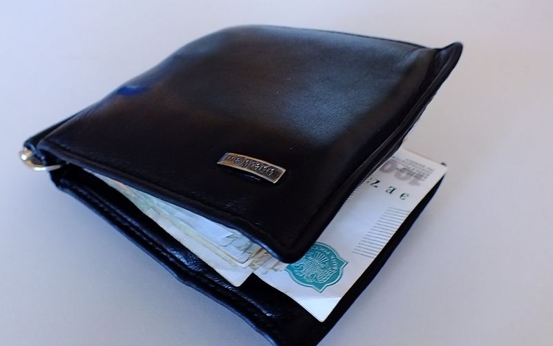 В магазине Брянска мужчина соблазнился чужим кошельком