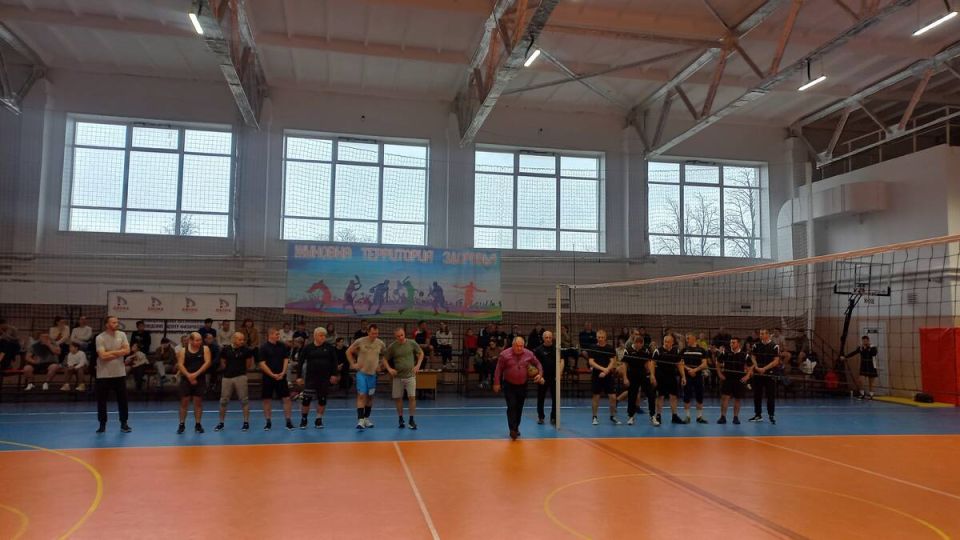 В Жуковке проходит волейбольный турнир, посвящённый Дню отца