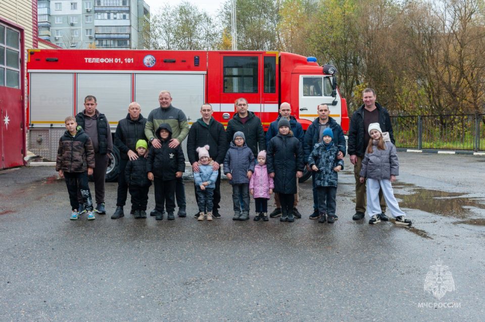 Дети сотрудников пришли в гости к папам в День отца