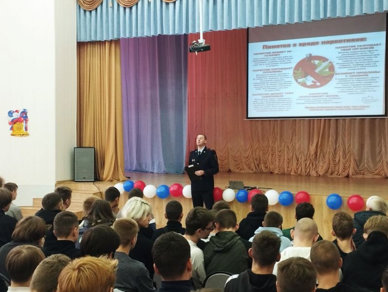В Брянске полицейские рассказали студентам об опасности употребления запрещенных веществ