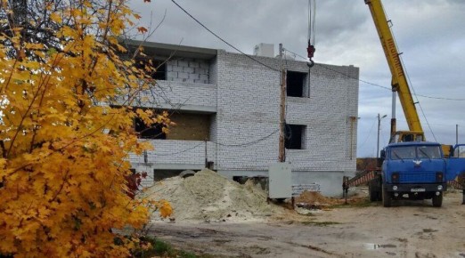 Продолжается строительство нового современного жилья в п. Климово по программе господдержки для детей-сирот