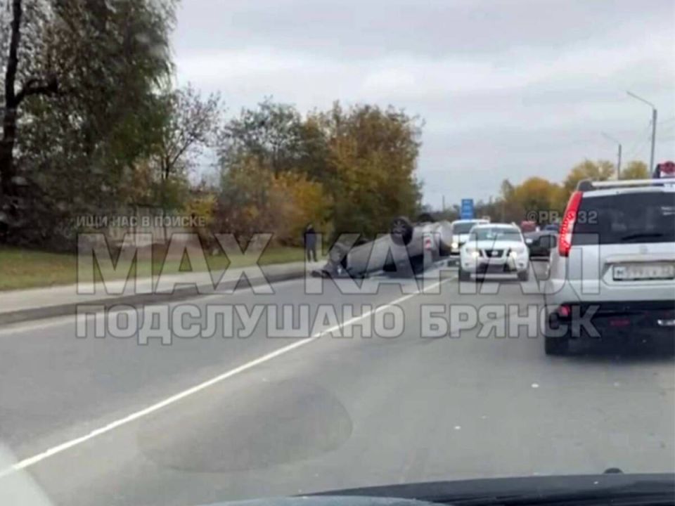 В «лютом» ДТП на улице Бурова в Брянске перевернулась легковушка