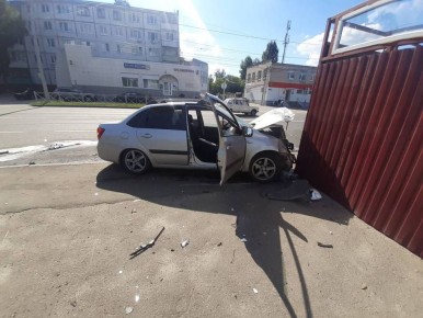 Брянец не заметил встречный автомобиль и угробил женщину