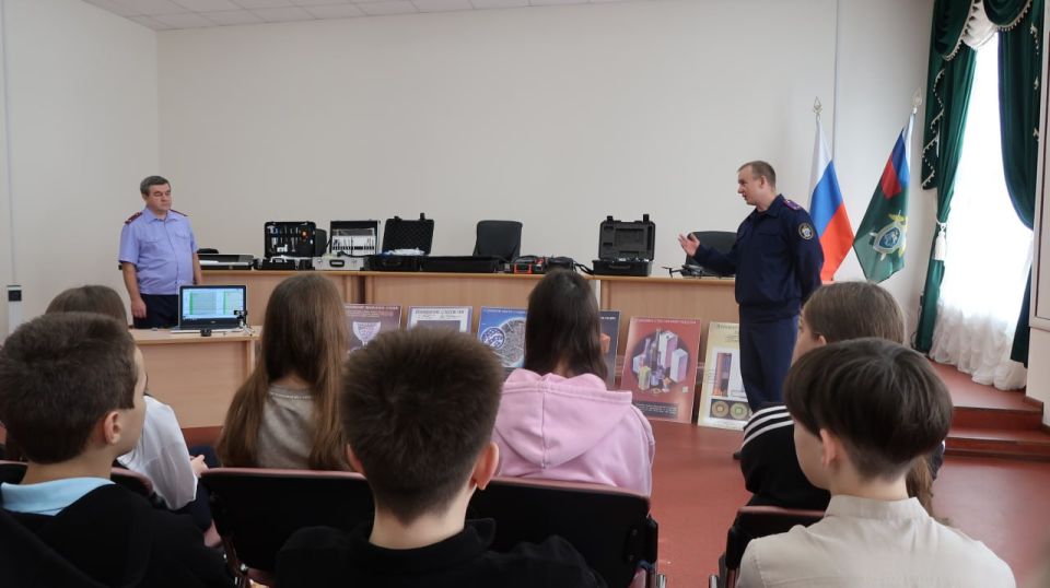 Сотрудники отдела криминалистики следственного управления СК России по Брянской области рассказали о своей службе школьникам