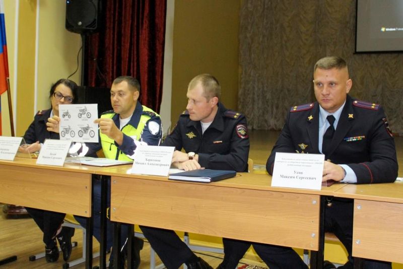 В Брянской воспитательной колонии полицейские провели правовой ликбез для осужденных подростков