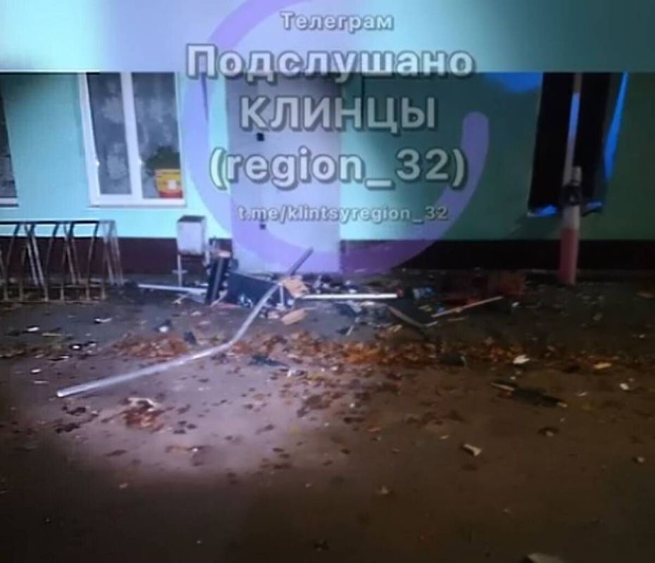 Соцсети: после серии взрывов в Клинцах на магазин рухнул БПЛА