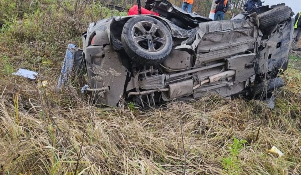 Под Навлей легковушка попала под мчащийся поезд: шокирующие кадры