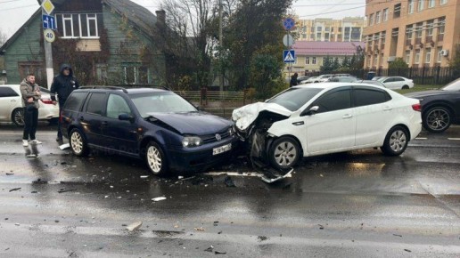 В Брянске после массового ДТП на «Туристе» потребовалась помощь спасателей