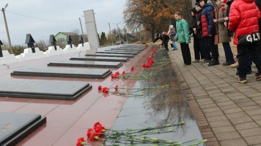 В Карачевском районе почтили память мирных жителей, расстрелянных в деревне Хацунь