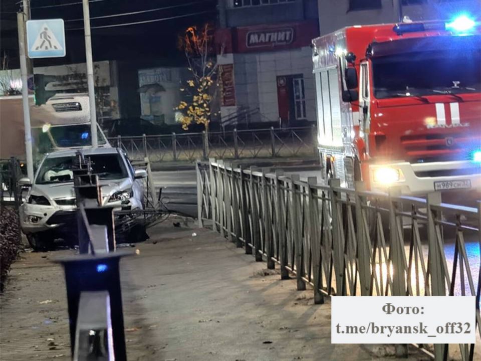 В Брянске на Новостройке легковой автомобиль снёс ограждение