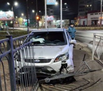 В Брянске на Новостройке водитель «Субару» протаранил ограждение: работало МЧС