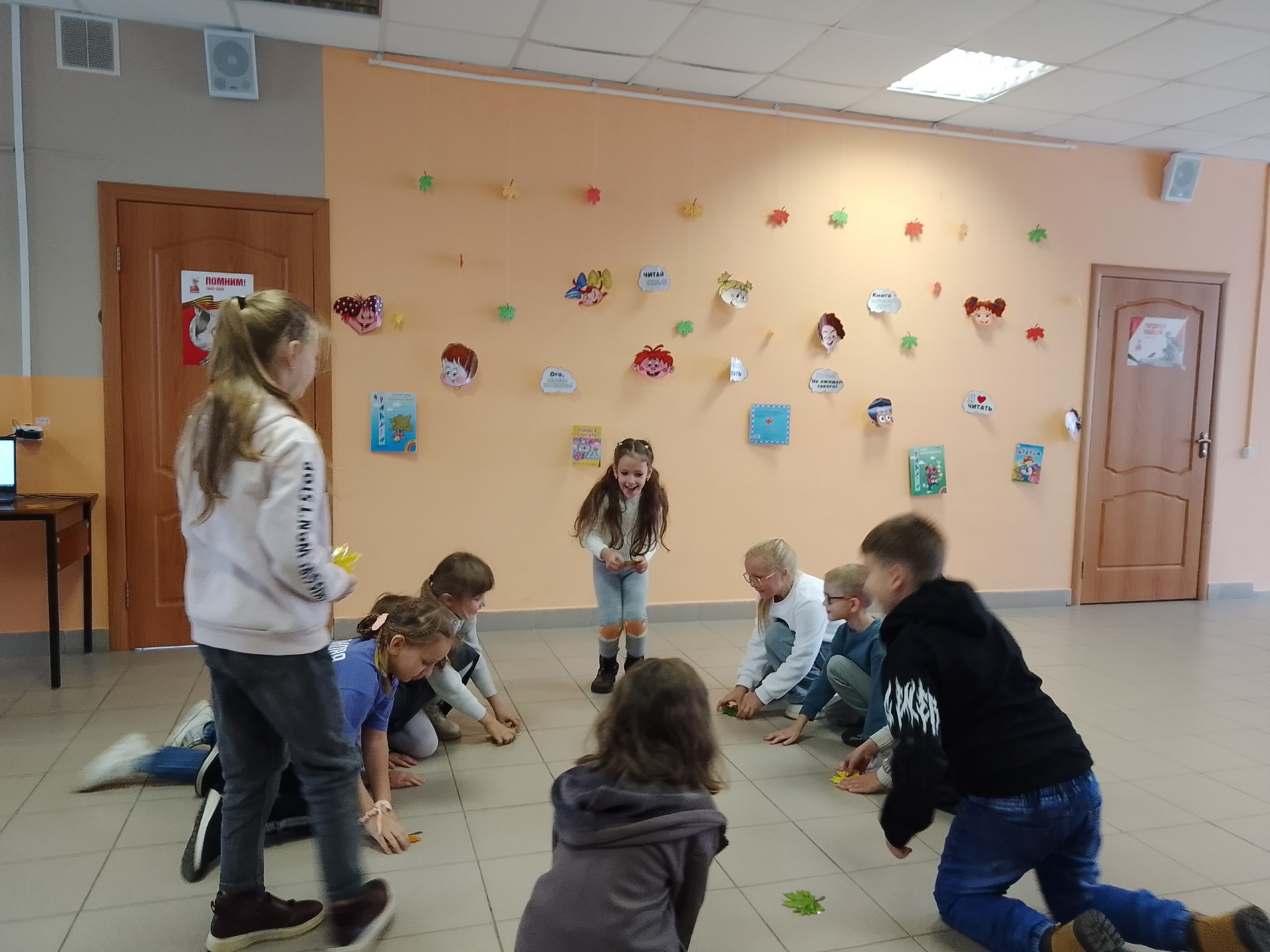 В дни осенних каникул в детской библиотеке для ребят прошла игровая программа «Волшебный сундучок осени»