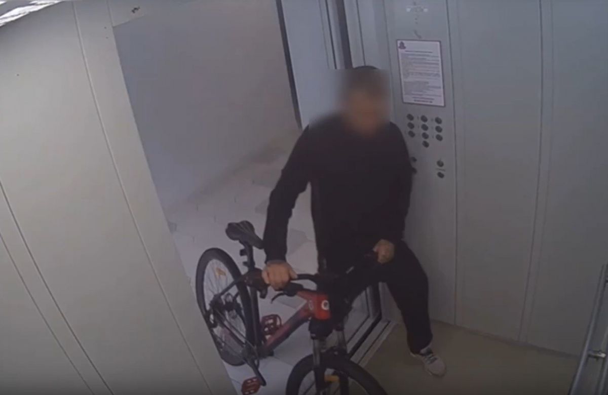 Пьяный брянец угнал велосипед из подъезда и завалился в кусты