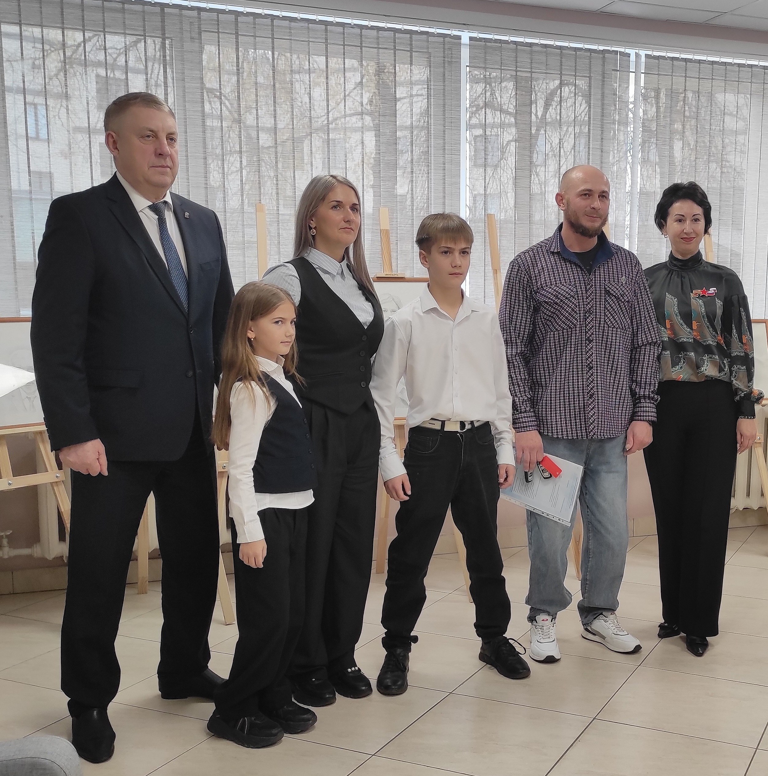 В брянском филиале фонда «Защитники Отечества» глава региона Александр Богомаз вручил ключи от нового автомобиля с ручным управлением ветерану СВО Алексею Новцеву