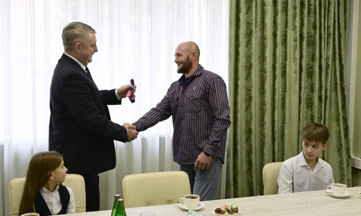 Брянскому ветерану СВО из Навли вручили автомобиль с ручным управлением