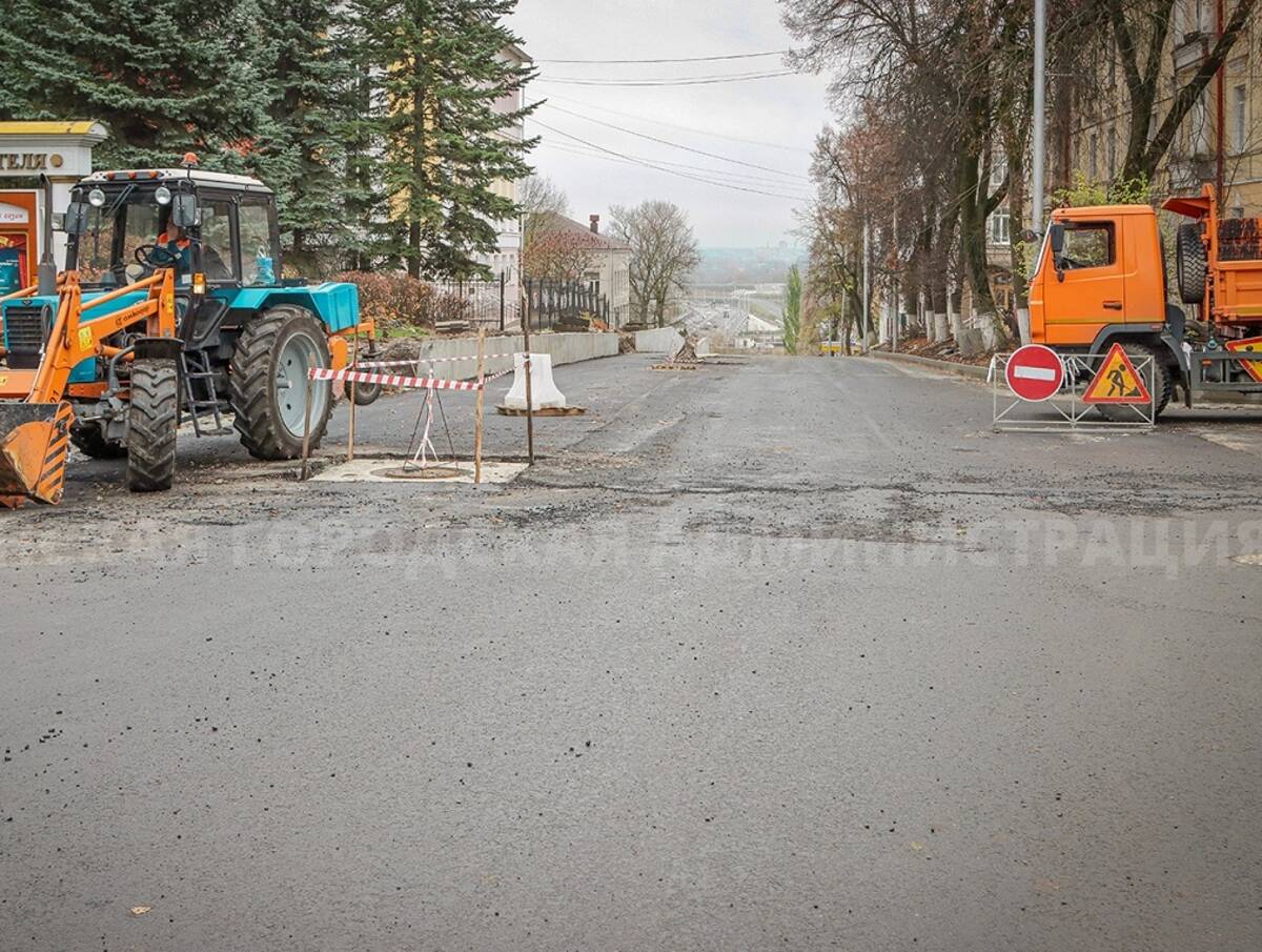 На улице Горького в Брянске уложили первый слой асфальта