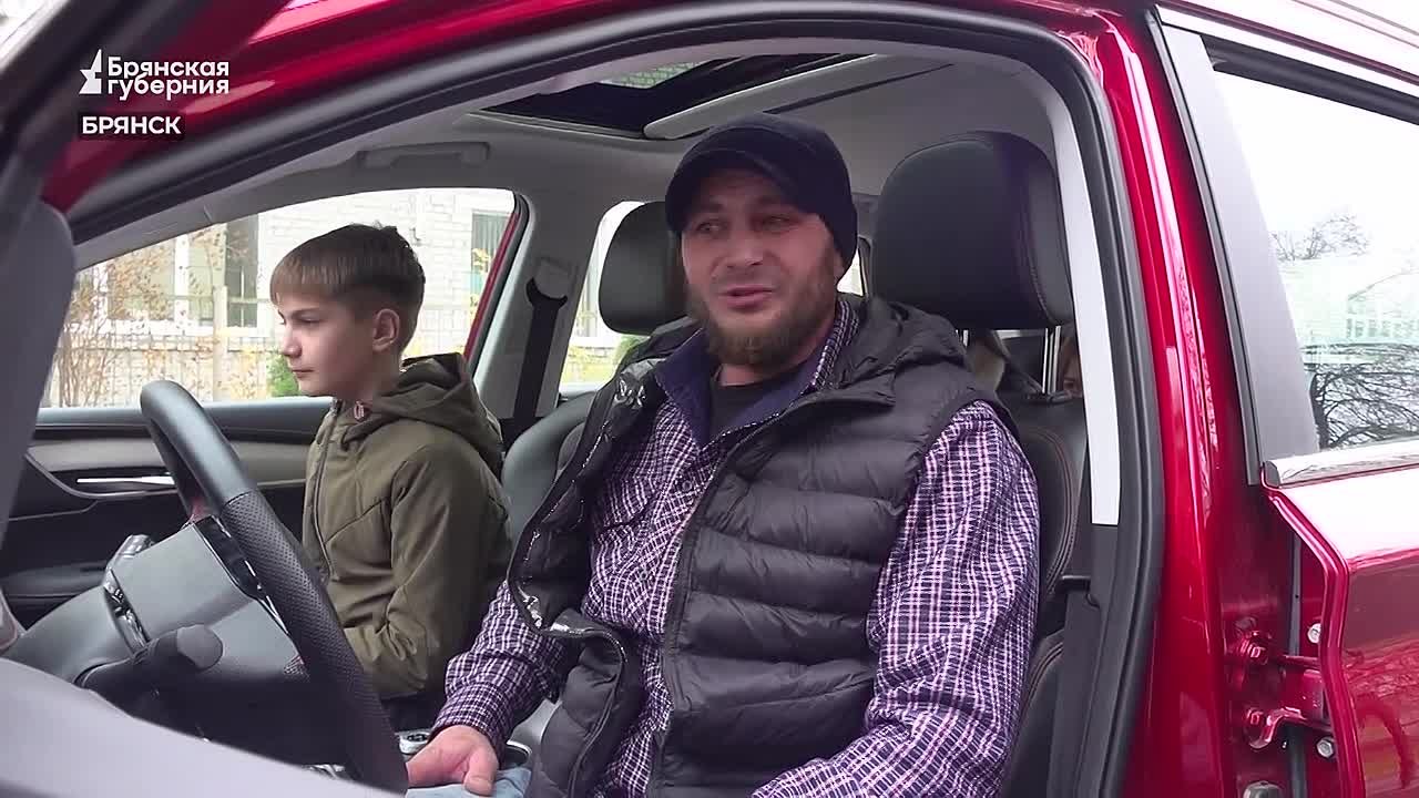 После тяжёлого ранения ветеран СВО из Брянской области получил автомобиль