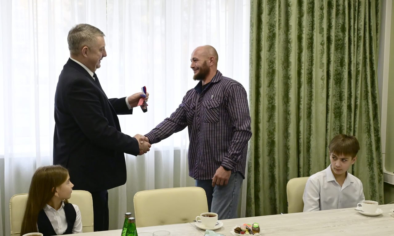 Александр Богомаз: Сегодня в региональном фонде «Защитники Отечества» вручил автомобиль с ручным управлением участнику специальной военной операции, ветерану боевых действий Алексею Андреевичу Новцеву