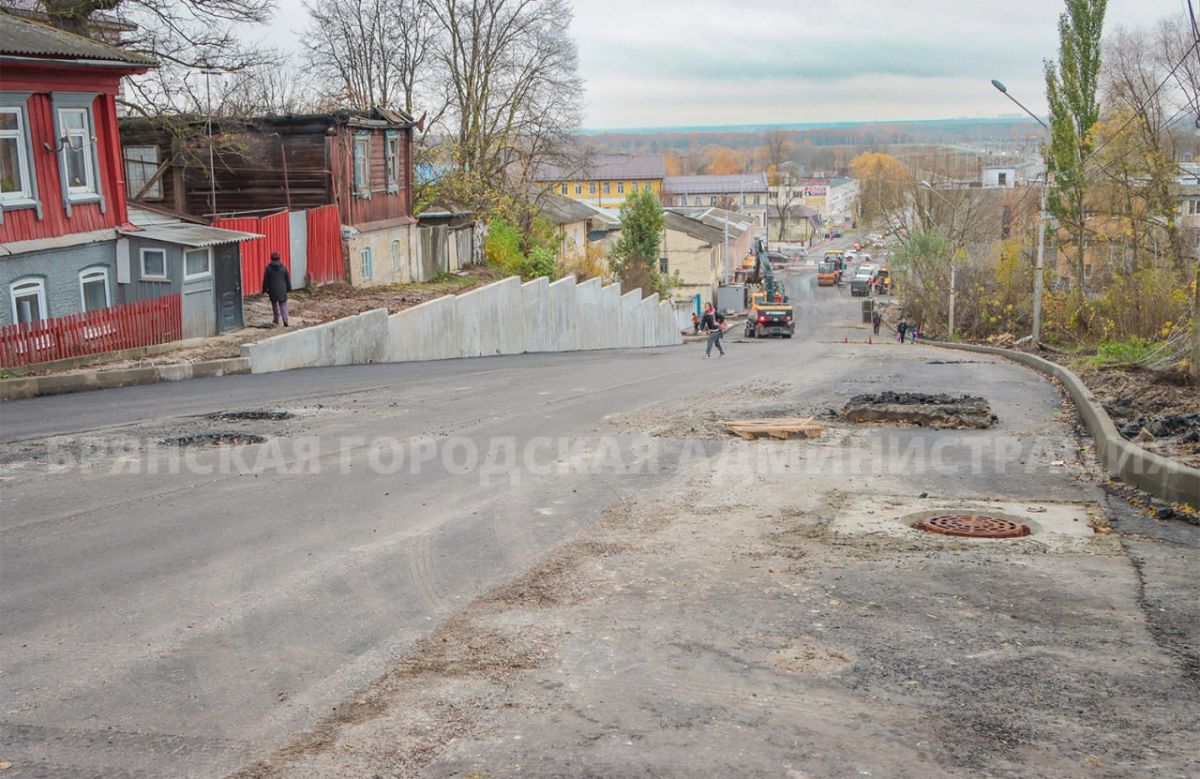 В Брянске на улице Горького положили первый слой асфальта