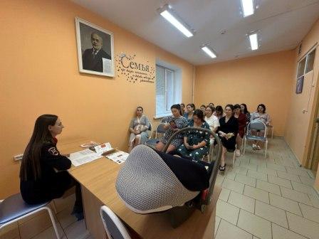 В Брянске полицейские провели тренинг по безопасности дорожного движения для будущих мам