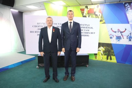 Министр спорта РФ Михаил Дегтярёв вручил государственные награды тренерам и спортсменам—паралимпийцам