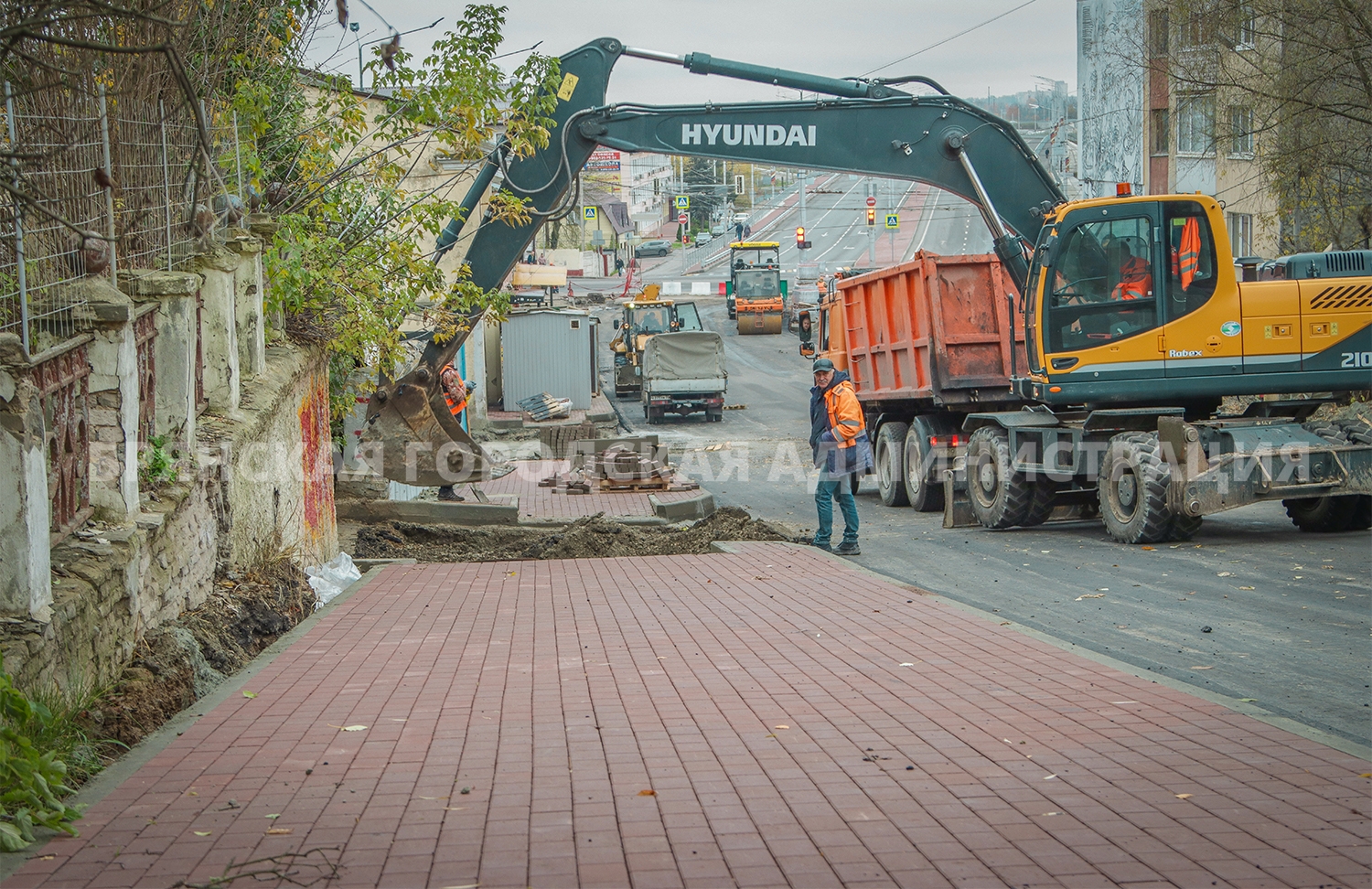 На улице Горького в Брянске уложили первый слой асфальта