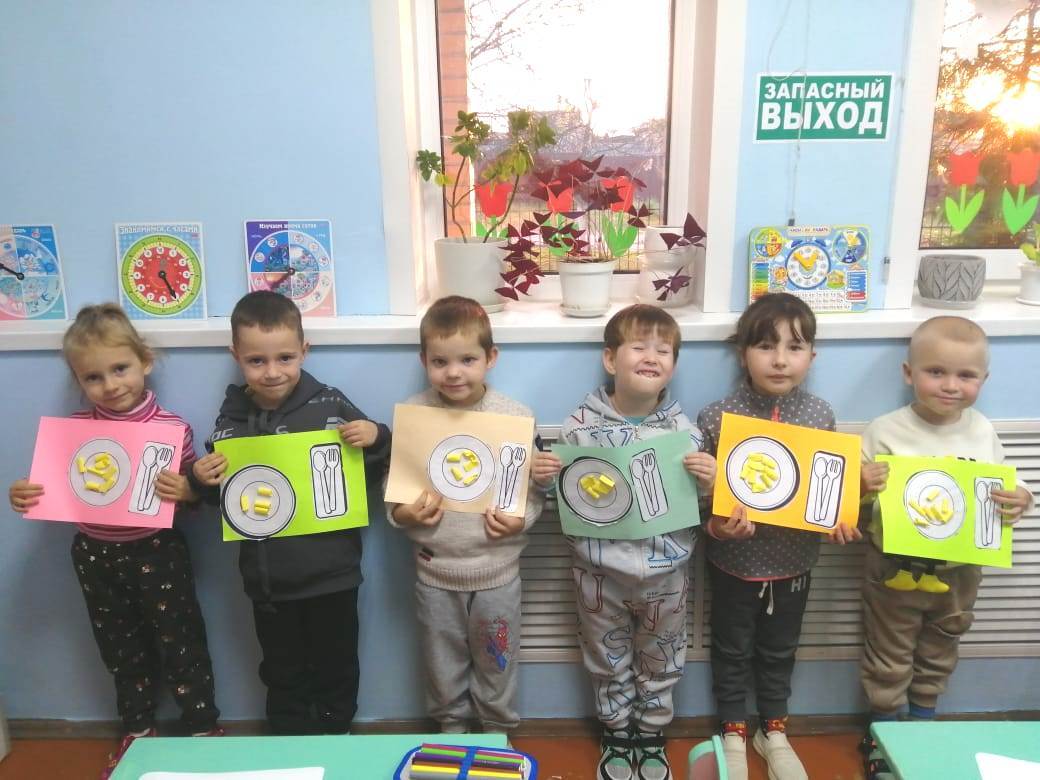 Весёлым занятием мы с ребятами отметили Всемирный день макарон, который отмечается 25 октября