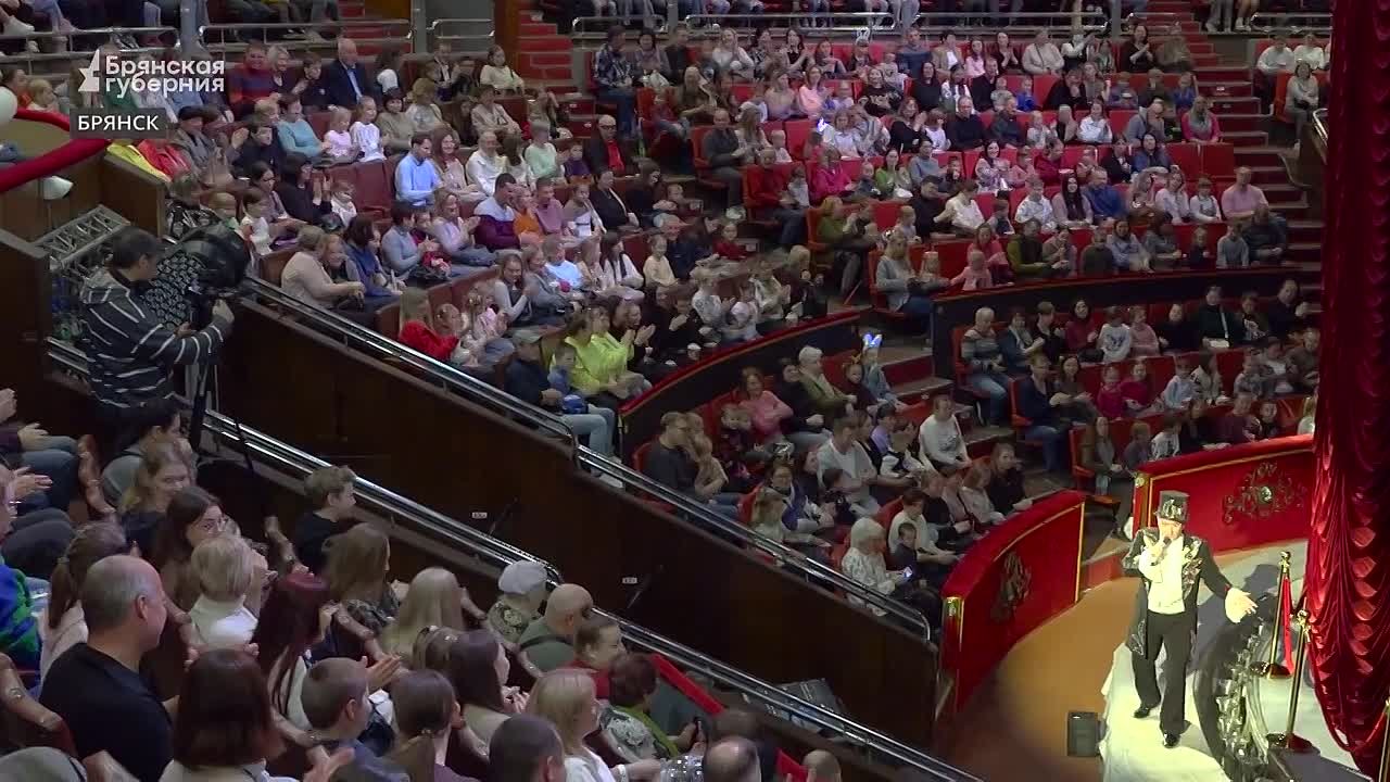 В Брянском цирке царил настоящий ажиотаж: зрители выстраивались в огромную очередь, чтобы попасть на долгожданную премьеру одного из лучших проектов Росгосцирка — «Шоу воды, огня и света»