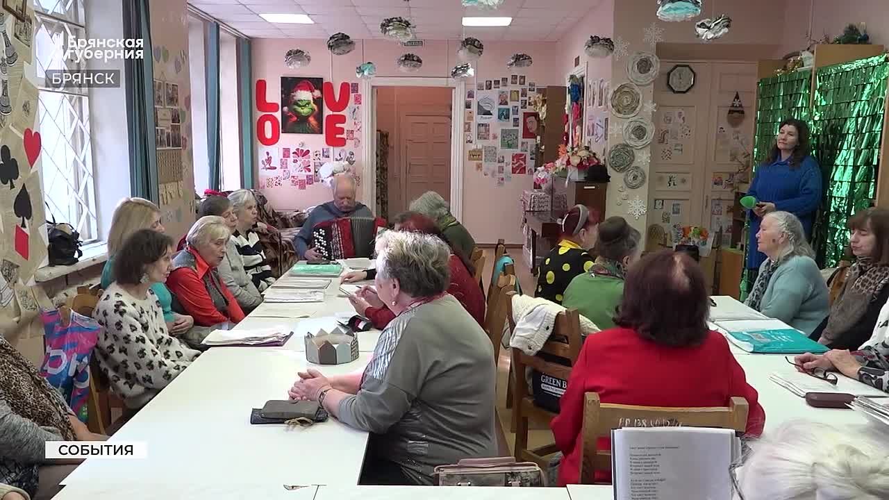 Участницы клуба «Активное долголетие» комплексного центра социального обслуживания разучили множество песен